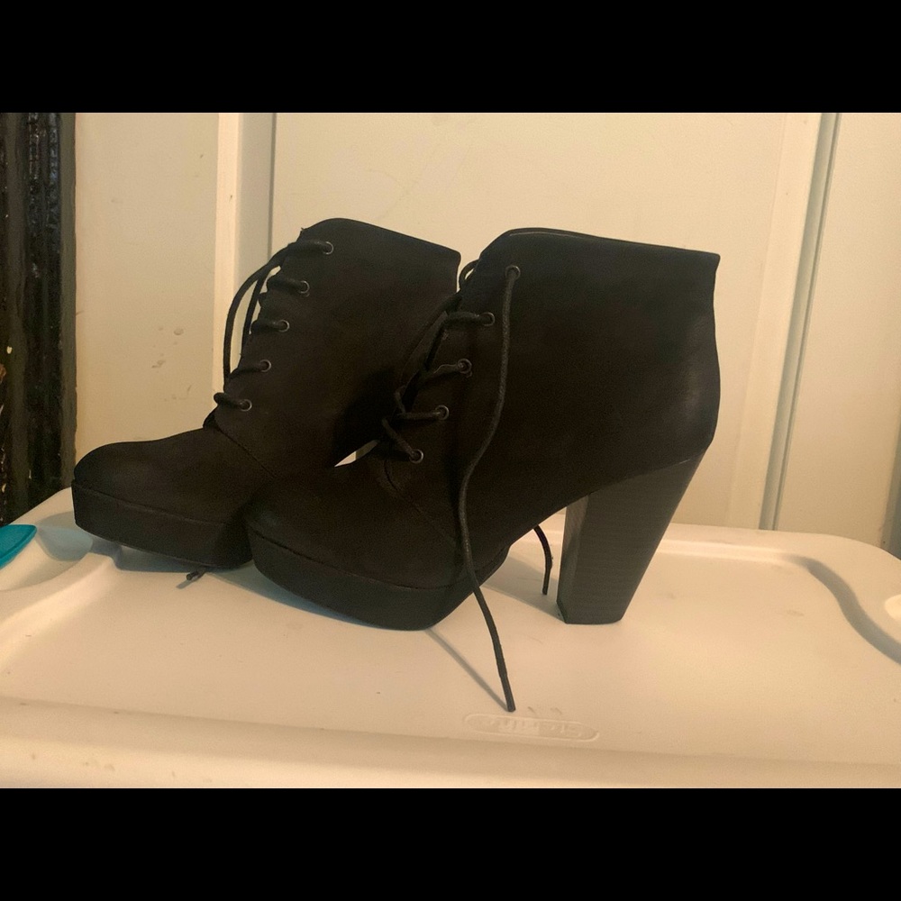 Women’s 8.5 black platform booties